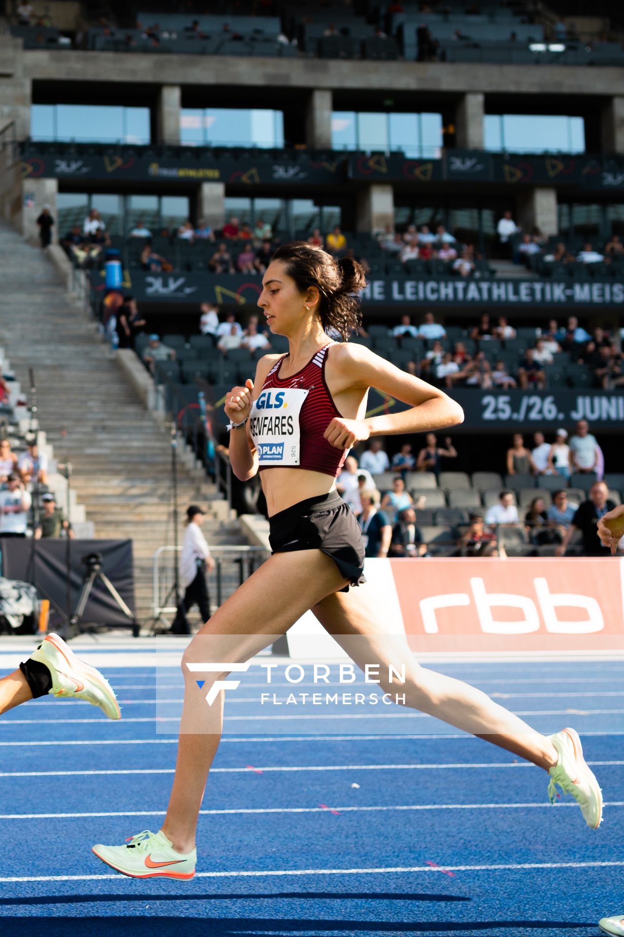 Sara Benfares (LC Rehlingen) ueber 5000m waehrend der deutschen Leichtathletik-Meisterschaften im Olympiastadion am 26.06.2022 in Berlin